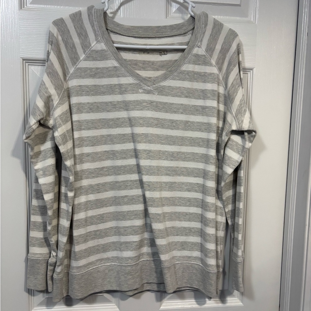 Old navy light sweatshirt gray and white